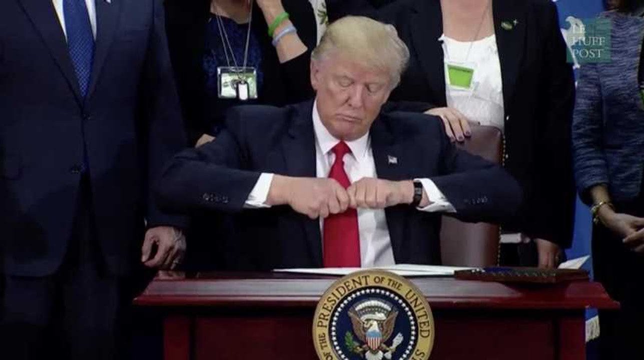 Donald Trump n'arrive pas à ouvrir son stylo et déclenche une guerre sur Photoshop