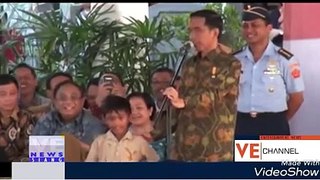 Beda Jokowi & SBY saat ada warga sipil nyelonong masuk..Bangga sma pak jokowi!!