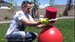 He fills a balloon giant lazoto liquid. What happens is amazing!