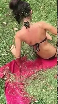 Deux copines sexy passent leur temps à se faire de mauvaises blagues