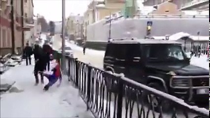 briga comum na russia entre papai noel, batman e homem aranha