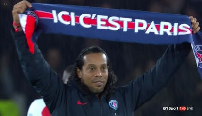 Ronaldinho donner le coup d'envoi a Parc des Princes.