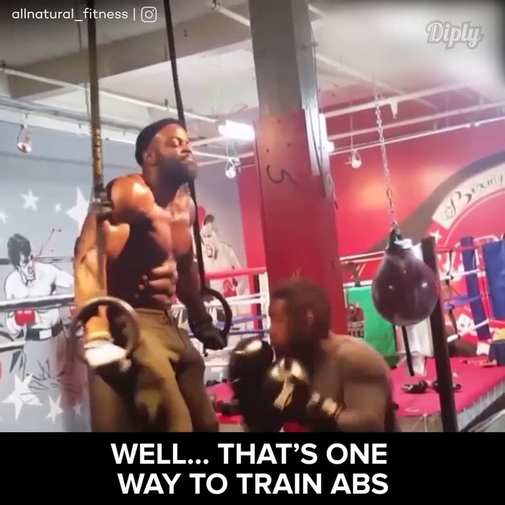 Il a des abdos d'acier ... regardez comment se passent ses entrainements ... DINGUE !