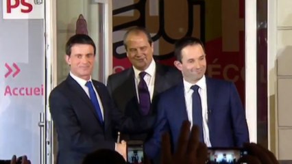 Poignée de mains entre Hamon et Valls