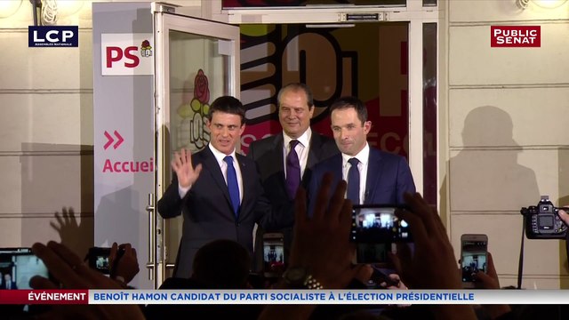 La poignée de main entre Benoît Hamon et Manuel Valls
