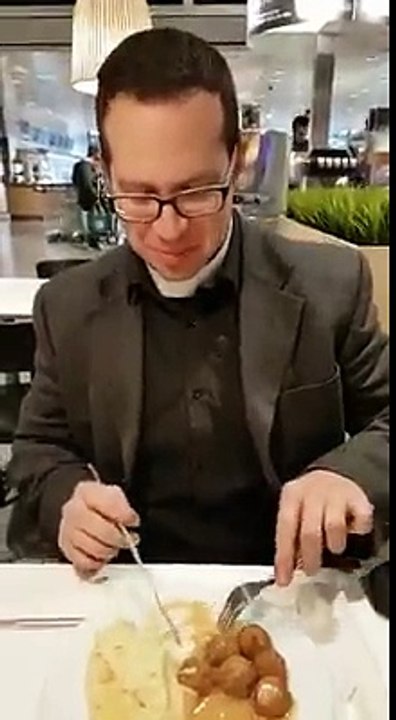 Sacerdote pecando de gula