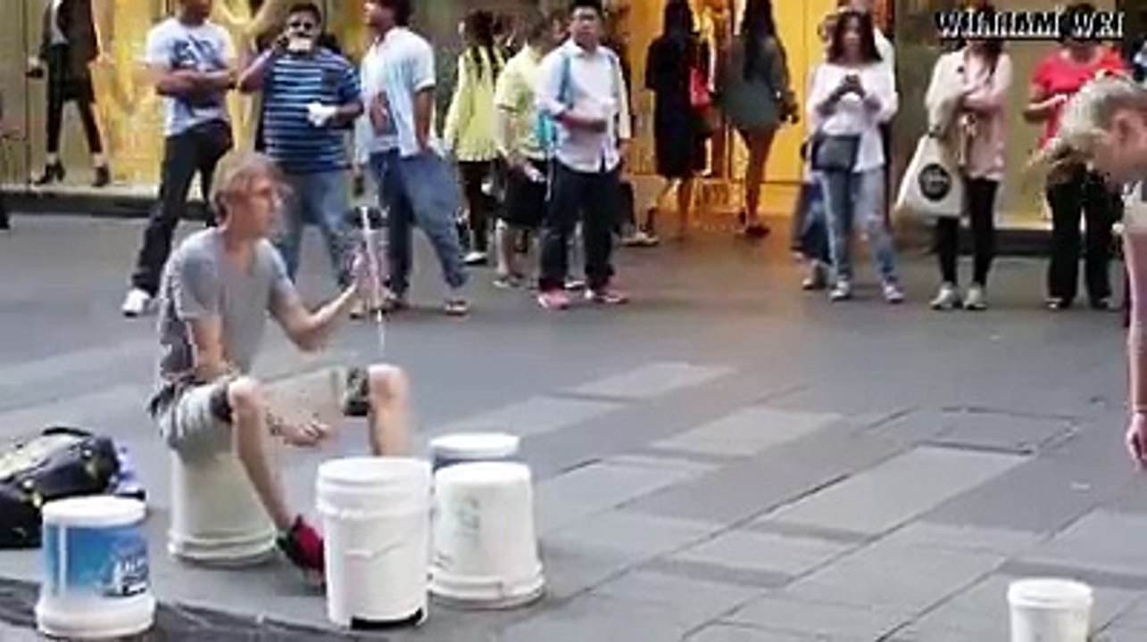 Para quem acha que sabe tocar Bateria Artista de rua faz um show para todos - A true artist does show for all