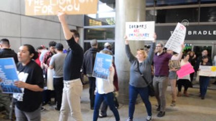 ABD'de Havalimanlarında Trump Karşıtı Gösteriler Devam Ediyor - Los