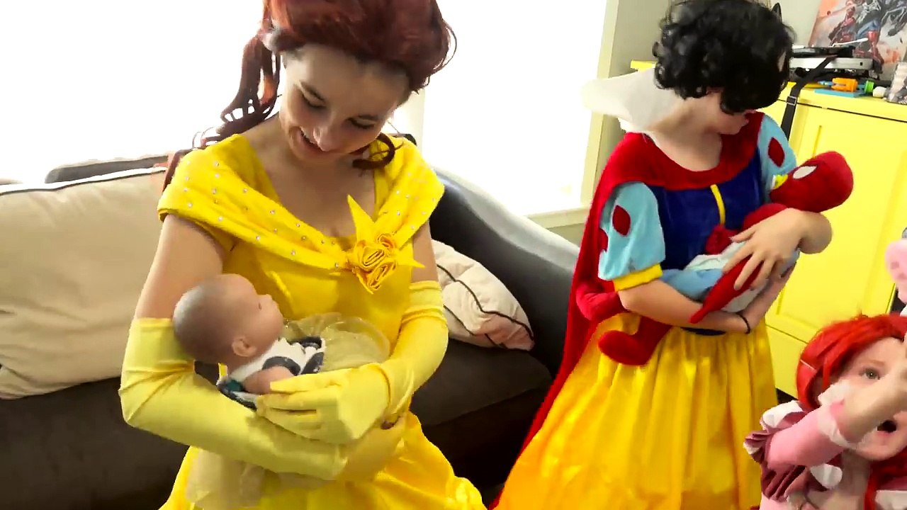 Superheroes vs villains dancing in a car!!! Superhero car dance w/ Harley quinn venom maleficent