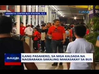 Saksi: Ilang pasahero, sa mga kalsada na nagbabaka-sakaling makasakay sa bus