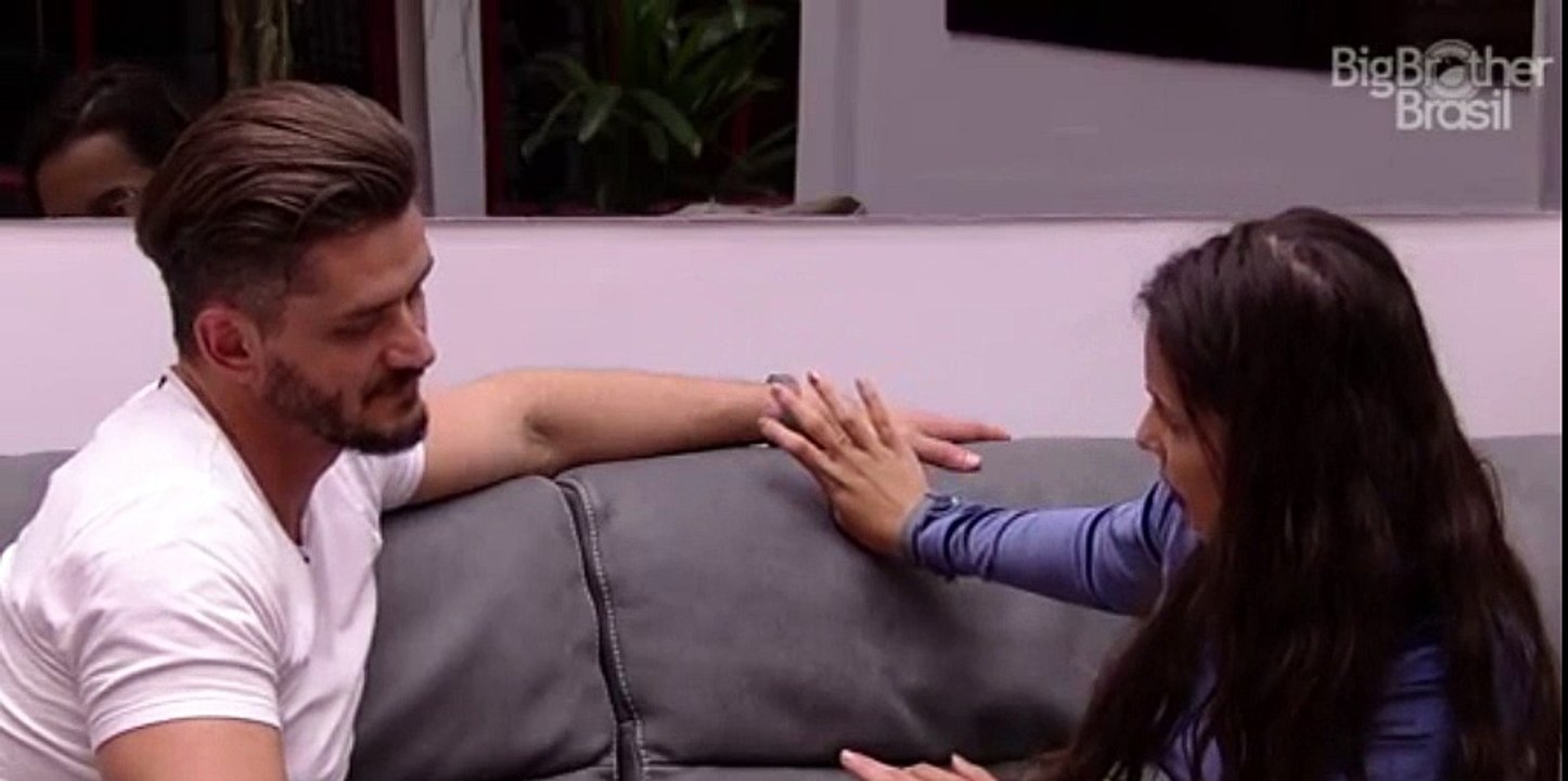 #BBB17 - Emily abre o jogo com Marcos: "VOCÊ DEU EM CIMA DE TODAS"