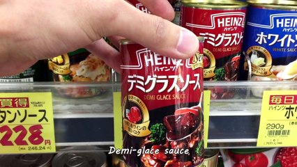 Omlet Yapan Aşçı Ve Onu İzleyen Pofuduk Kedisi