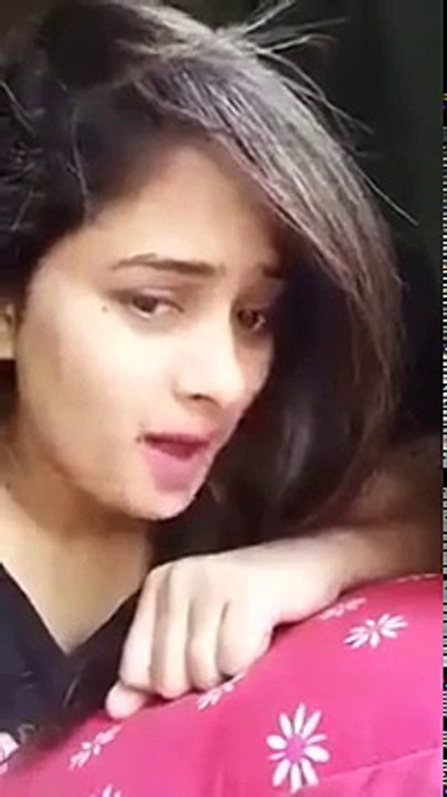 Pakistani Girl singing a song very beautiful voice