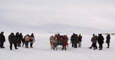 Buz Tutan Çıldır Gölü'ndeki Turistler Kızak Keyfi Yaptı