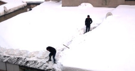 Ağrı'da Çatılarda Biriken Karı Temizleyen İşçiler Ölüme Meydan Okudu