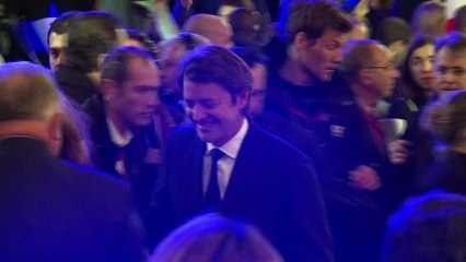 Meeting Fillon: le candidat et son épouse Penelope ovationnés