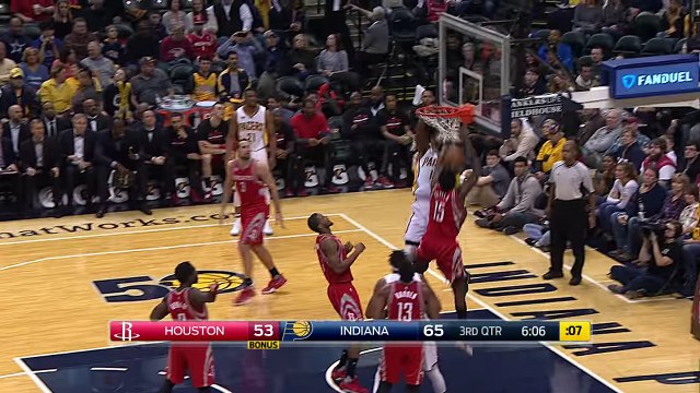 Paul George (Pacers) énorme poster dunk sur Clint Capella (Rockets)