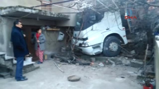 Çanakkale Freni Boşalan Kamyon Bahçe Duvarını Yıkıp Eve Çarptı