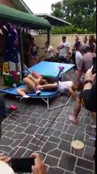 Ce taré saute du toit sur une table de Ping-pong