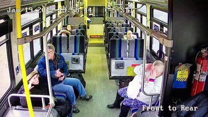 Un pick-up s'encastre violemment dans un bus