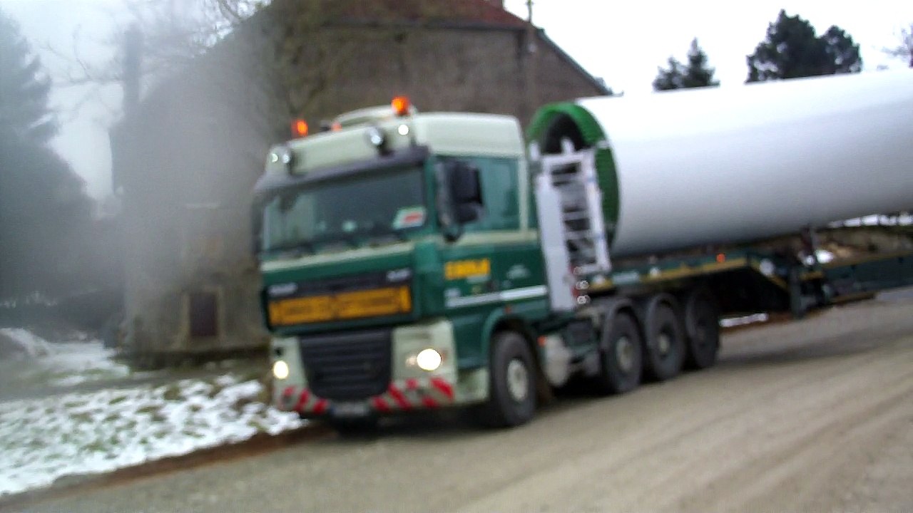 une pale d'eolienne  devant  9 rue  principale  a  verne