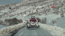 Şırnak Yolu Kardan Kapanan Köydeki Hasta Çocuk Paletli Ambulansla Kurtarıldı
