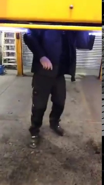 Ce mécano sauve un chat coincé dans un moteur de voiture