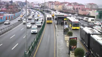 Metrobüs Yolunda Kaza: 3 Yaralı