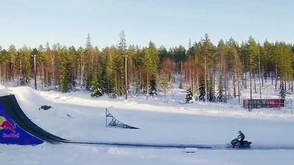 Pour la première fois, il parvient à effectuer un double back-flip en moto-neige.