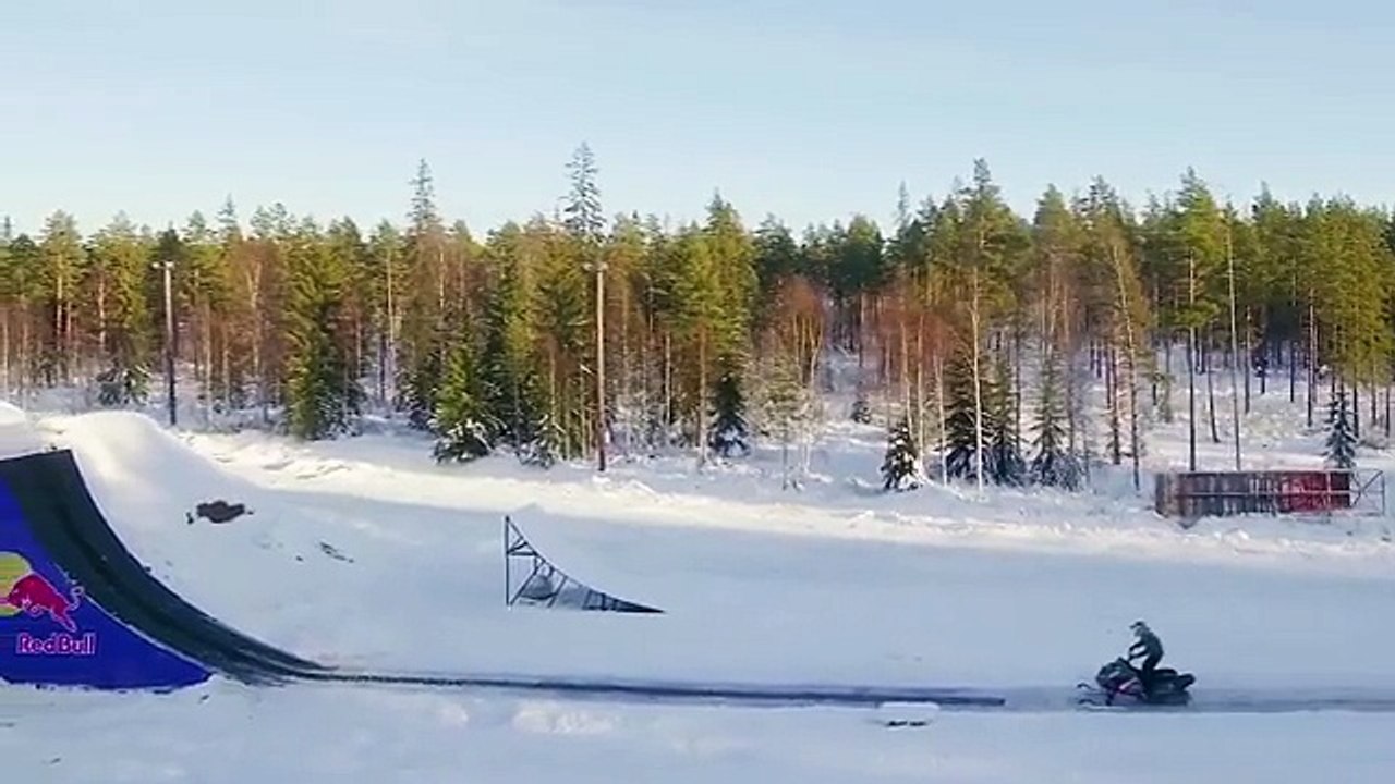 Pour la première fois, il parvient à effectuer un double back-flip en moto-neige.