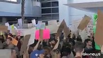 Proteste negli aeroporti contro il decreto anti migranti di Trump
