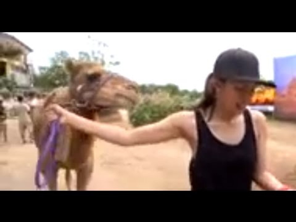 Julie Anne San Jose and Boobay as camel caretakers  | Day Off
