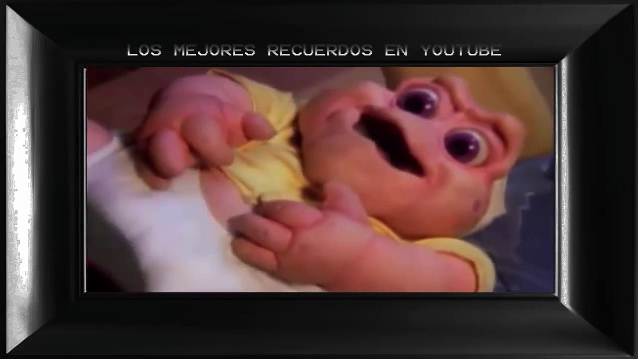 DINOSAURIOS - bebe sinclair orina en la cara