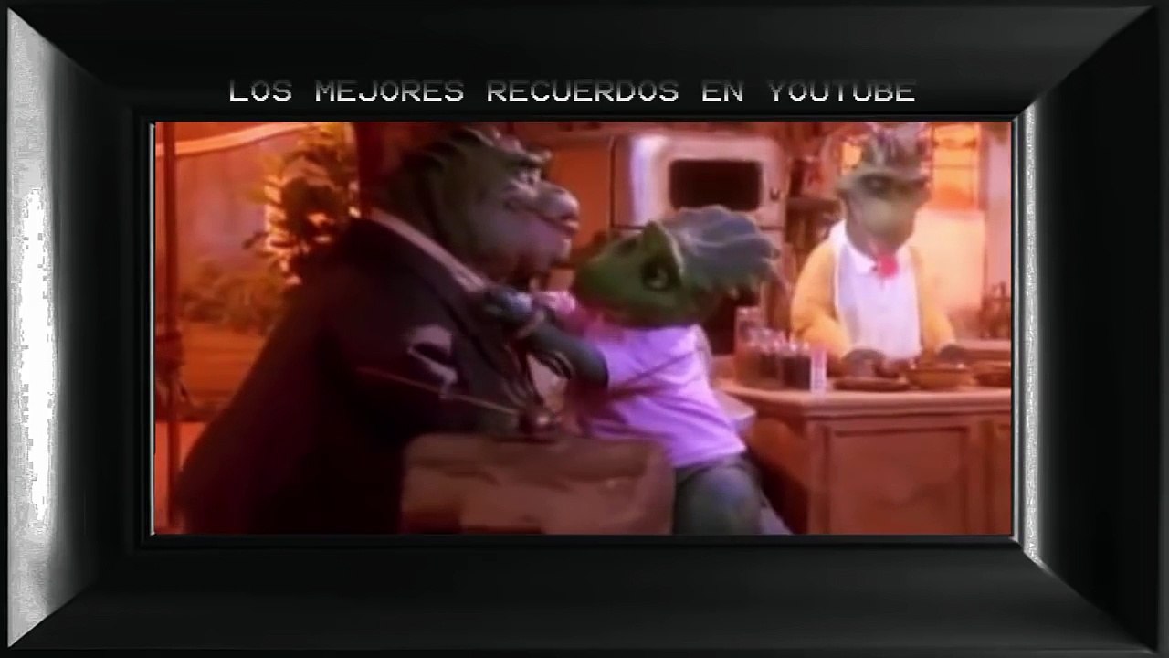 DINOSAURIOS - bebe sinclair muerde la mano de su papa