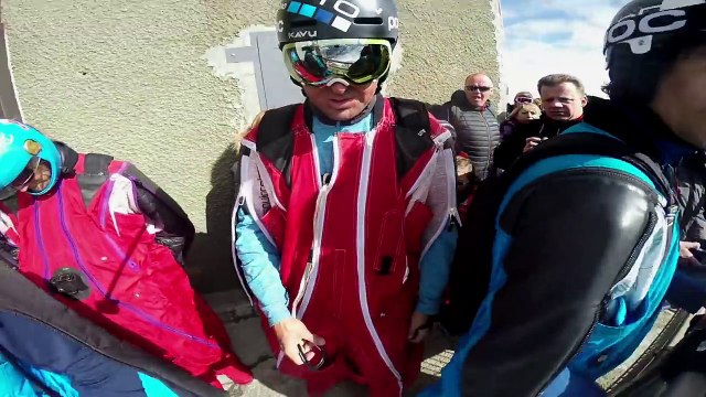 Alpes : l’extrême saut d’un wingsuiter depuis l'Aiguille du Midi qui donne des vertiges.