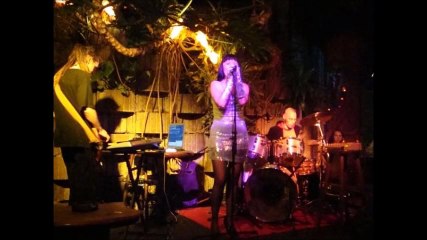 Sous un ciel noir, par DMG Sarok..