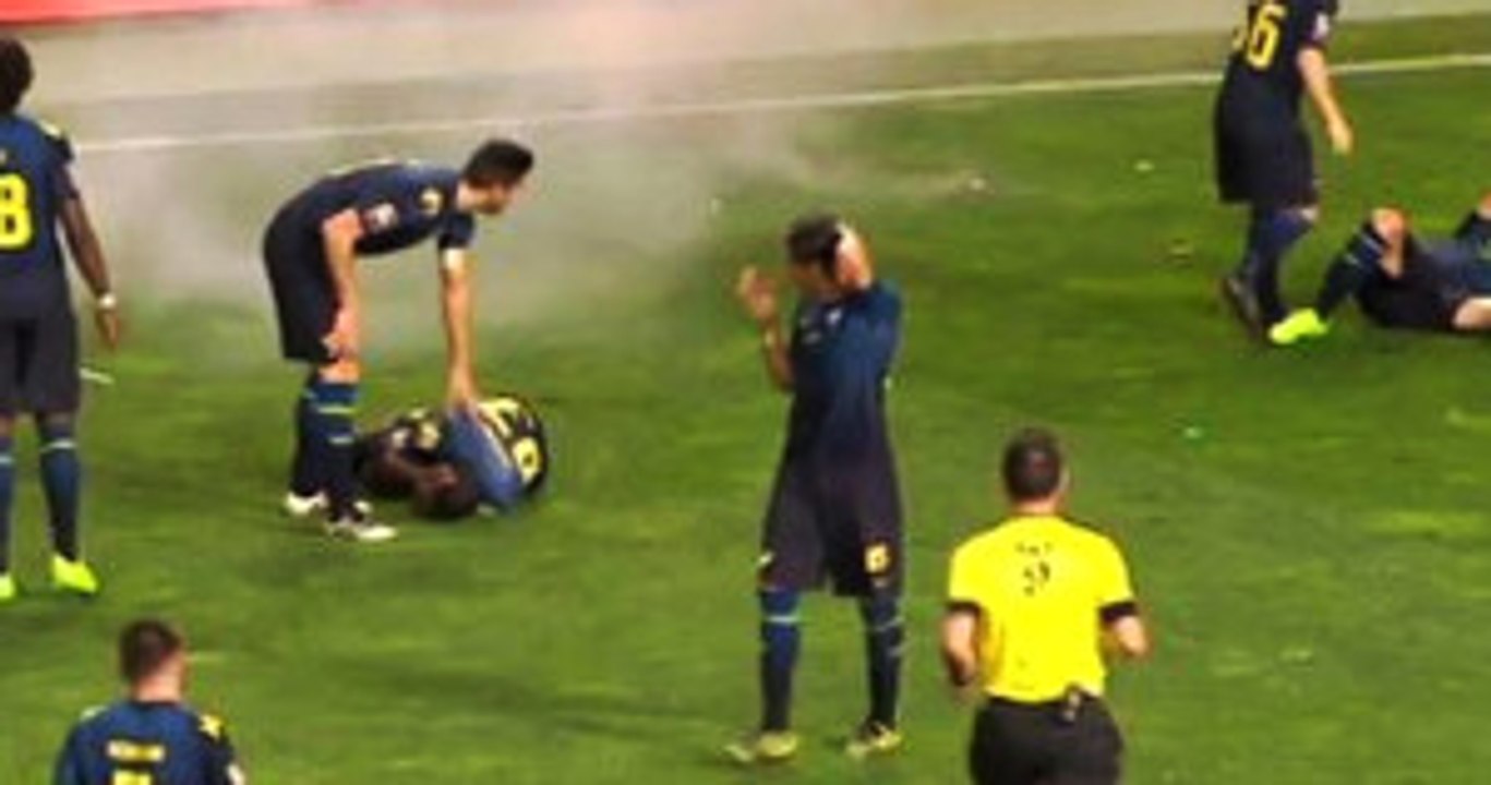 Portekizli Taraftarlar, Rakip Takım Şampiyon Olunca Sahaya Havai Fişek Attı