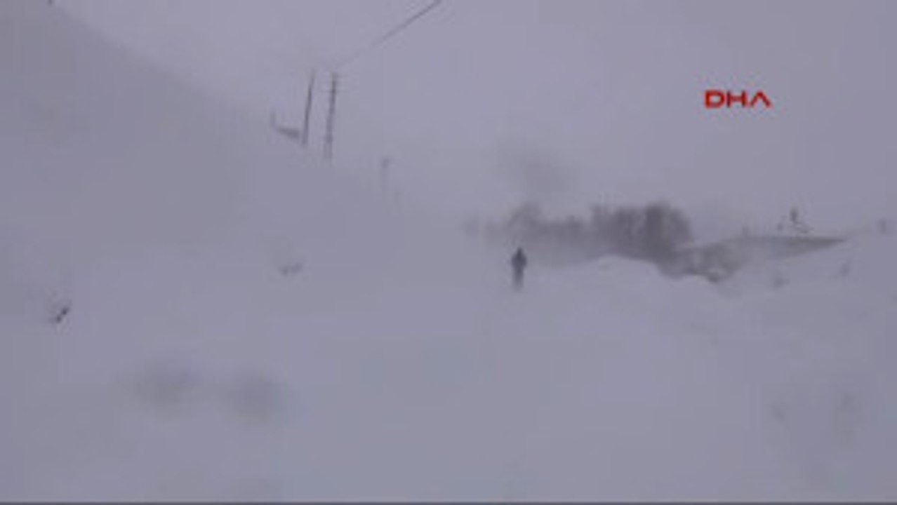 Bingöl Karlıova-Yedisu Ilçeleri Arasında Çığ Düştü, Yol Kapandı 2