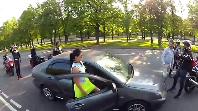 La voiture de ce couple se fait encercler par une bande de motards en colère. Mais ce qui se passe ensuite est incroyabl