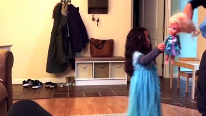 Une petite fille trop drôle fait un play-back !