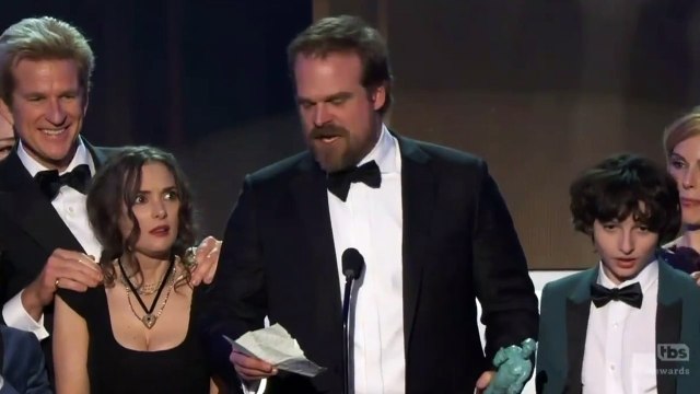 Regardez la tête de Winona Ryder aux SAG Awards... WTF???