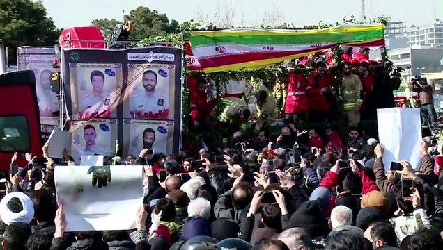 Iran: des milliers d'Iraniens aux obsèques de 16 pompiers
