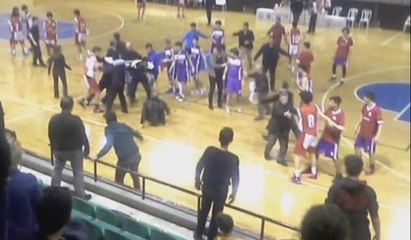 Basketbolcular yumruk yumruğa kavga etti