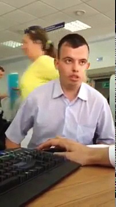 Чувак берёт кредит в банке)))