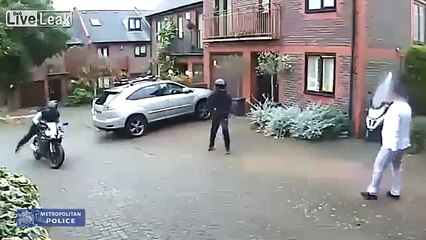 Ces deux voleurs ont voulu prendre de force la moto du gars. Ils l'ont bien regretté !