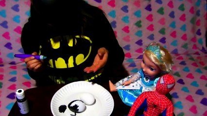 Descargar video: | Batgirl SPIDERBABY ve DONDURULMUŞ ELSA bebek Galaxy Yumurta yapar Easter Egg Fun IRL