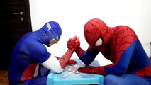Армрестлинг Человек-Паук против Капитана Америки реальной жизни Супергеройское сражение