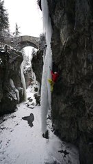 Alpinista escala cascada helada y sufre tremenda caída