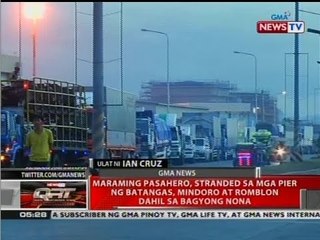 Descargar video: QRT: Maraming pasahero, stranded sa mga pier ng Batangas, Mindoro at Romblon dahil sa bagyong Nona