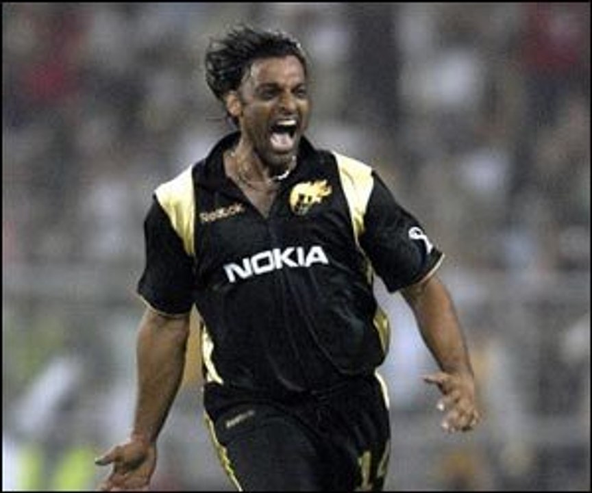 Shoaib Akhtar vs M hafeez